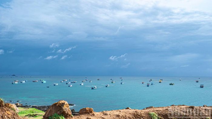 Khung cảnh bình yên tại Gành Hang khi thuyền bè trở về neo đậu sau một đêm đánh bắt thủy, hải sản.