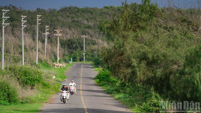 Du khách tranh thủ thời gian nắng lên để đi tìm kiếm những góc ảnh đẹp.