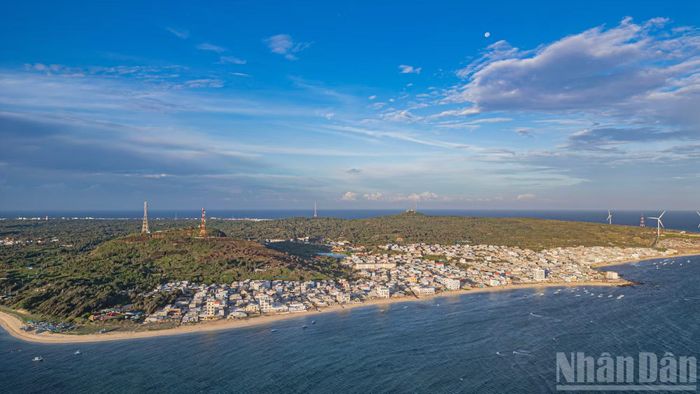 Nằm cách thành phố Phan Thiết (cũ) khoảng 56 hải lý (hơn 100km) về phía Đông Nam, Phú Quý là một trong những hòn đảo tiền tiêu có vị trí chiến lược đặc biệt quan trọng về kinh tế biển và an ninh quốc phòng của dải đất Nam Trung Bộ.