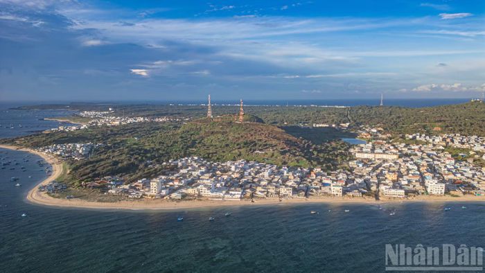  Nhìn từ không trung, hòn đảo rộng hơn 16km2 này hiện lên như một viên ngọc xanh biếc bồng bềnh giữa đại dương. 
