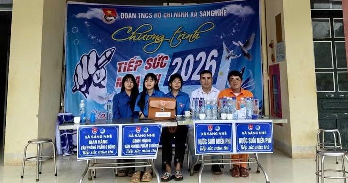 Cán bộ y tế Tủa Chùa trực, hỗ trợ y tế và tham gia tiếp sức thí sinh tại điểm thi Sáng Nhè.