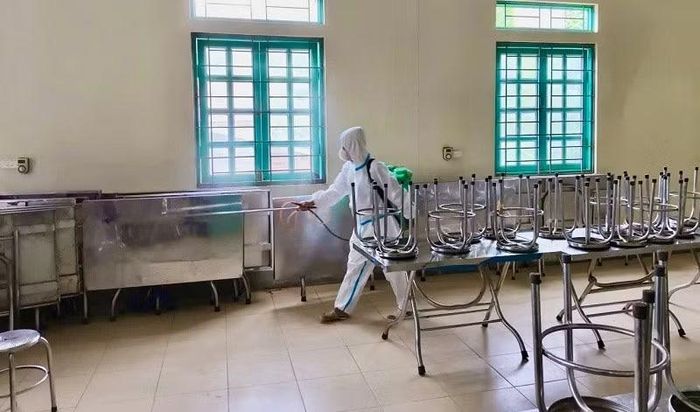 Cán bộ Y tế Điện Biên thực hiện xử lý môi trường các bếp ăn có học sinh ôn luyện.
