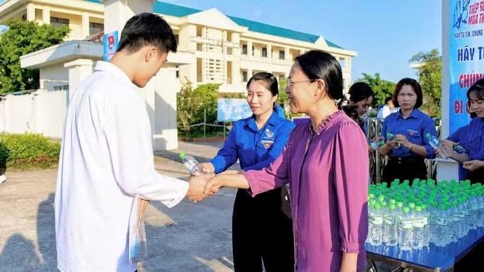 Đồng chí Lê Ngọc Hân, Bí thư Đảng ủy đặc khu Cô Tô đã trực tiếp đến động viên các thí sinh bước vào môn thi đầu tiên.
