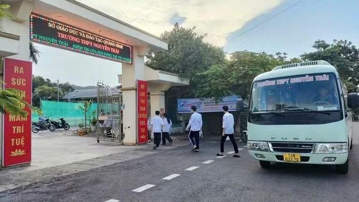 Thí sinh được bố trí phương tiện đưa đón đến điểm thi ở Trường trung học phổ thông Nguyễn Trãi (xã Tiên Yên).
