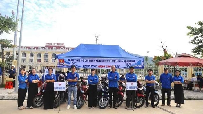 Thanh niên tình nguyện các xã Bình Liêu, Lục Hồn và Hoành Mô tại điểm thi Trường trung học phổ thông Bình Liêu.