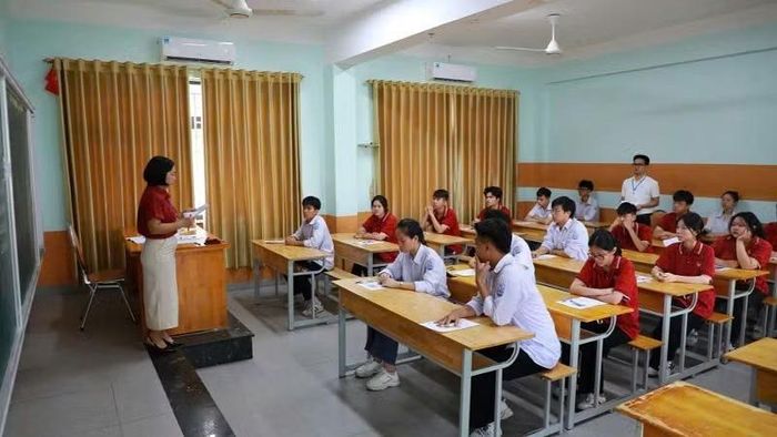 Cán bộ làm thi phổ biến, quán triệt lại cho các thí sinh về quy chế, quy định của kỳ thi.
