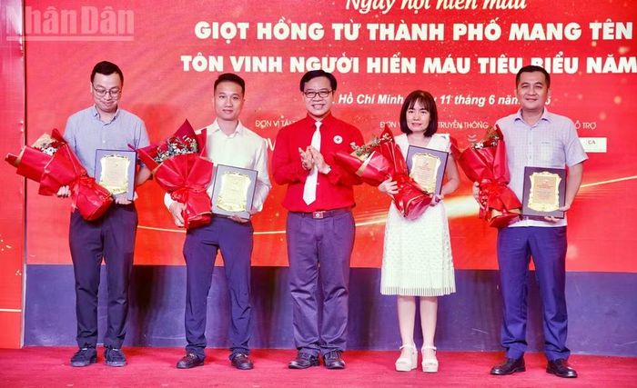 Ông Nguyễn Minh Nhựt, Chủ tịch Hội Chữ thập đỏ Thành phố Hồ Chí Minh trao biểu trưng tri ân các đơn vị đồng hành cùng Hành trình Đỏ.