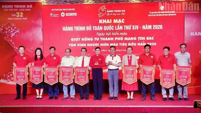 Ban tổ chức trao cờ lưu niệm cho các địa phương Hành trình Đỏ đi qua.
