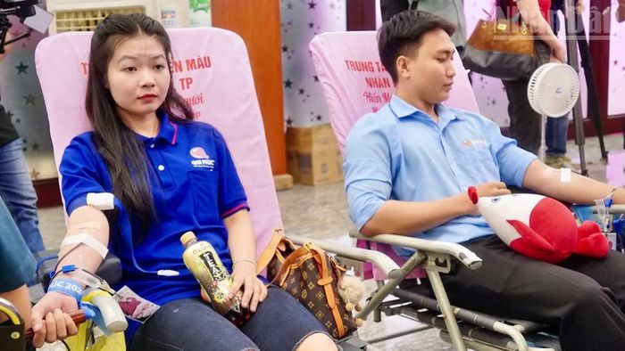 Các bạn trẻ tham gia hiến máu tình nguyện tại “Giọt hồng từ Thành phố mang tên Bác”.