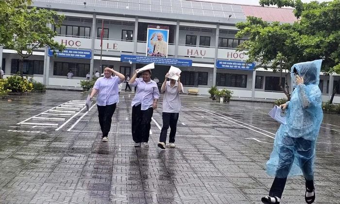Thí sinh Côn Đảo ra về khi thi xong môn Ngữ văn.