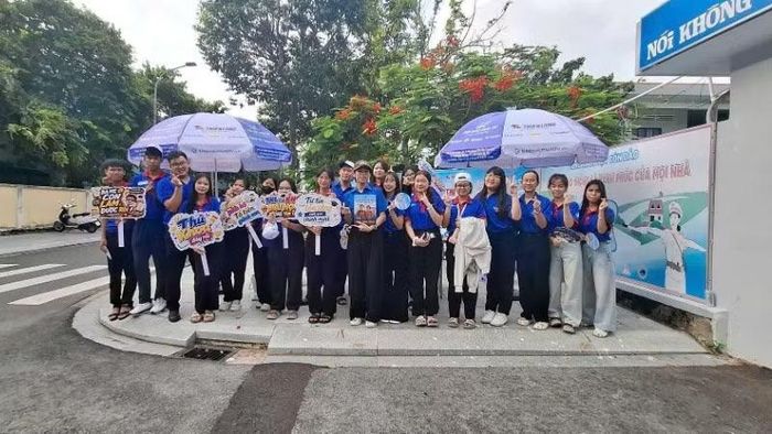 Tình nguyện viên trước cổng Trường trung học phổ thông Võ Thị Sáu, Côn Đảo để động viên và hỗ trợ thí sinh.