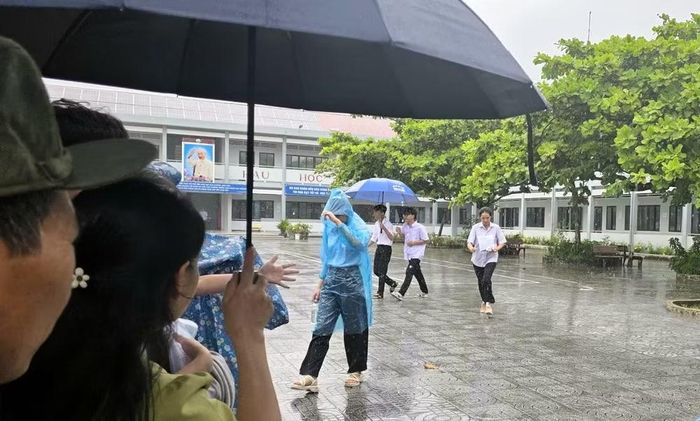 Sau khi thi xong môn Ngữ văn, trời Côn Đảo có mưa.