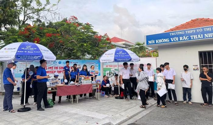 Đoàn viên, thanh niên, tình nguyện viên Côn Đảo sẵn sàng hỗ trợ và động viên các thí sinh.