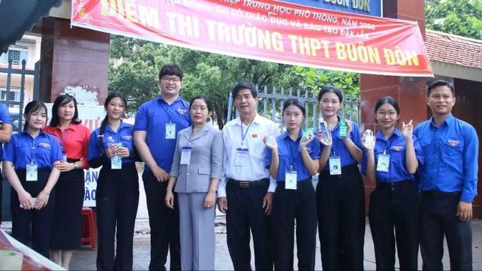 Các hoạt động tình nguyện hỗ trợ thí sinh của đoàn viên, thanh niên, sinh viên tại các điểm thi diễn ra sôi nổi. (Ảnh: T.H)