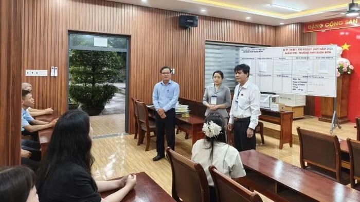Phó Chủ tịch Ủy ban nhân dân tỉnh Đắk Lắk Nguyễn Thiên Văn và Giám đốc Sở Giáo dục và Đào tạo Lê Thị Thanh Xuân đến động viên cán bộ coi thi tại điểm thi Trường trung học phổ thông Buôn Đôn trước giờ làm bài thi môn Ngữ văn.