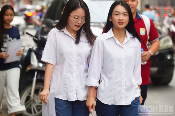 Thí sinh tham dự buổi thi Ngữ văn kỳ thi tốt nghiệp THPT năm 2026 sáng 11/6 (Ảnh: THẾ ĐẠI)