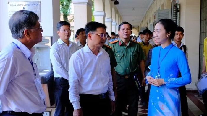 Phó Chủ tịch Ủy ban nhân dân Thành phố Hồ Chí Minh Nguyễn Mạnh Cường kiểm tra công tác kỳ thi.