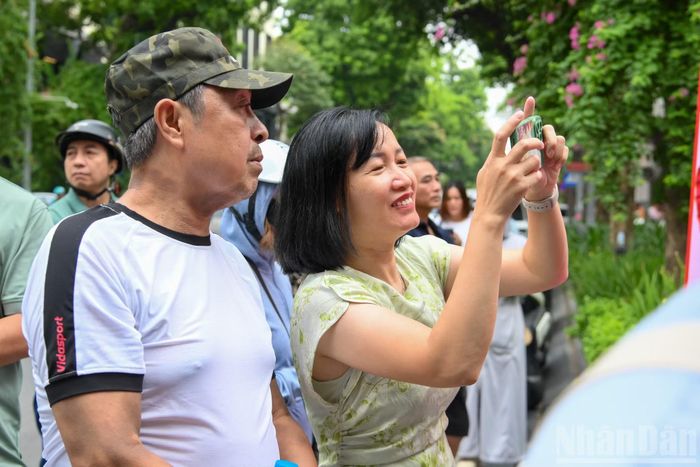 Cha mẹ đợi chờ các sĩ tử sau khi hoàn thành buổi thi đầu tiên.