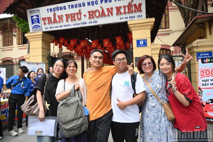  Nhiều phụ huynh túc trực chờ đợi con em tại trước điểm thi Trường trung học phổ thông Trần Phú, Hà Nội. 