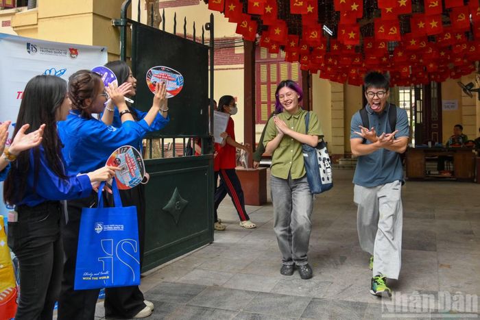 Theo các thí sinh, đề thi Ngữ văn năm nay, từ cấu trúc đề, nội dung ngữ liệu tới cách đặt vấn đề đều cho thấy sự đổi mới. Bên cạnh đó, những vấn đề thời sự về khoa học công nghệ cũng được đề cập.