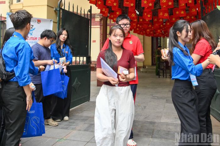 Màu áo đỏ được nhiều thí sinh lựa chọn với mong muốn quá trình làm bài sẽ may mắn, suôn sẻ.