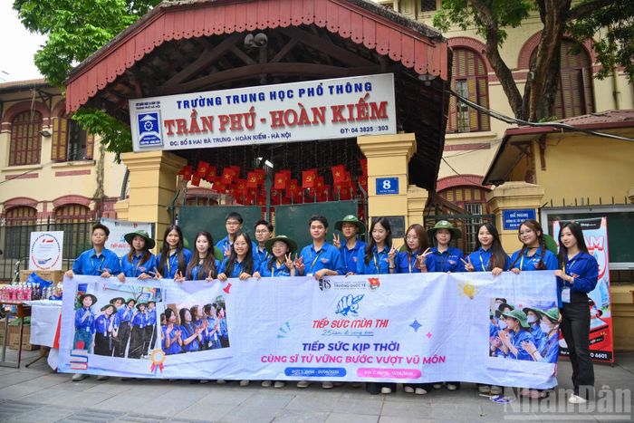 Đội ngũ tình nguyện viên nhiệt huyết tại điểm thi Trường trung học phổ thông Trần Phú, Hà Nội.