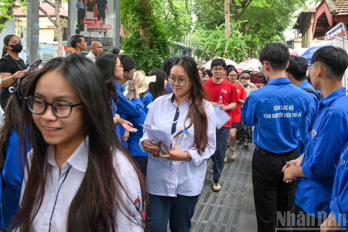 Các tình nguyện viên hỗ trợ thí sinh tại điểm thi.