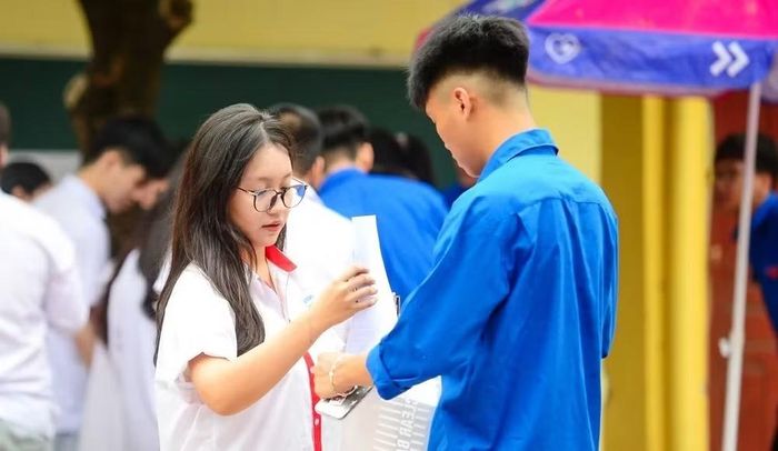 Thanh niên tình nguyện trợ giúp, trông đồ dùng, vật dụng cho thí sinh.
