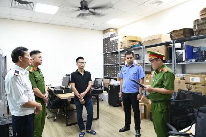 Cơ quan điều tra thi hành lệnh khám xét khẩn cấp nơi làm việc đối với Khuất Tiến Minh, sinh năm 1990, là Giám đốc Công ty Trách nhiệm hữu hạn Một thành viên giải pháp công nghệ Tek-solution tại phường Hà Đông, thành phố Hà Nội.
