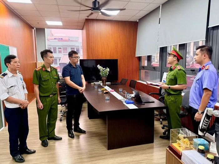 Cơ quan điều tra công bố Lệnh khám xét khẩn cấp nơi làm việc của Bùi Đắc Ánh Dương, Giám đốc Công ty Cổ phần hệ thống thông tin ATHENA Việt Nam để phục vụ công tác điều tra.