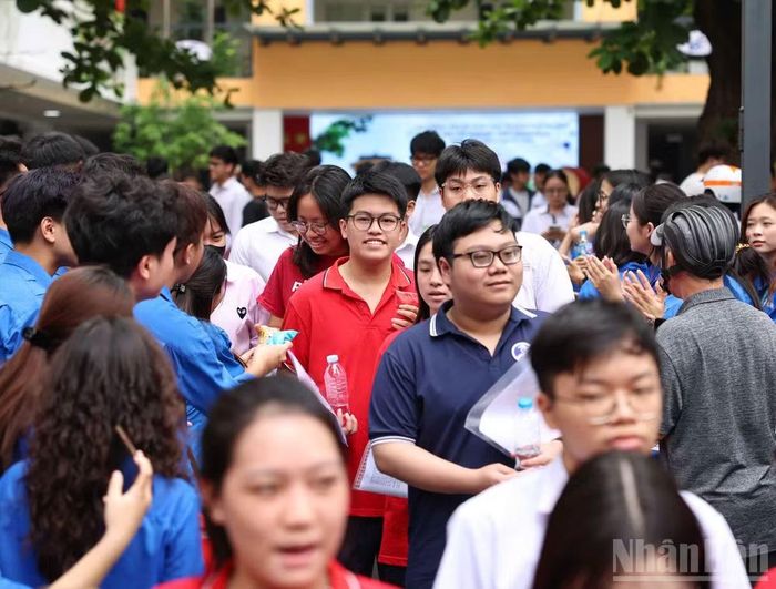 Thí sinh rời khỏi điểm thi Trường THCS Ngô Sĩ Liên (Hà Nội) sau khi hoàn thành bài thi Ngữ văn sáng 11/6. (Ảnh: Đại Thắng)