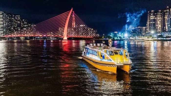 Tuyến buýt sông Bạch Đằng- Linh Đông phục vụ du khách. (Ảnh: QUÝ HIỀN)