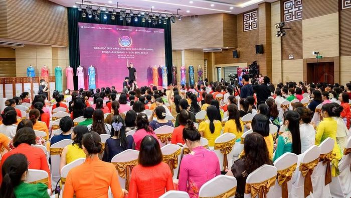 Các hoạt động hỗ trợ phụ nữ khởi nghiệp với áo dài của nhà thiết kế Đỗ Trịnh Hoài Nam luôn thu hút đông đảo phụ nữ tham gia.