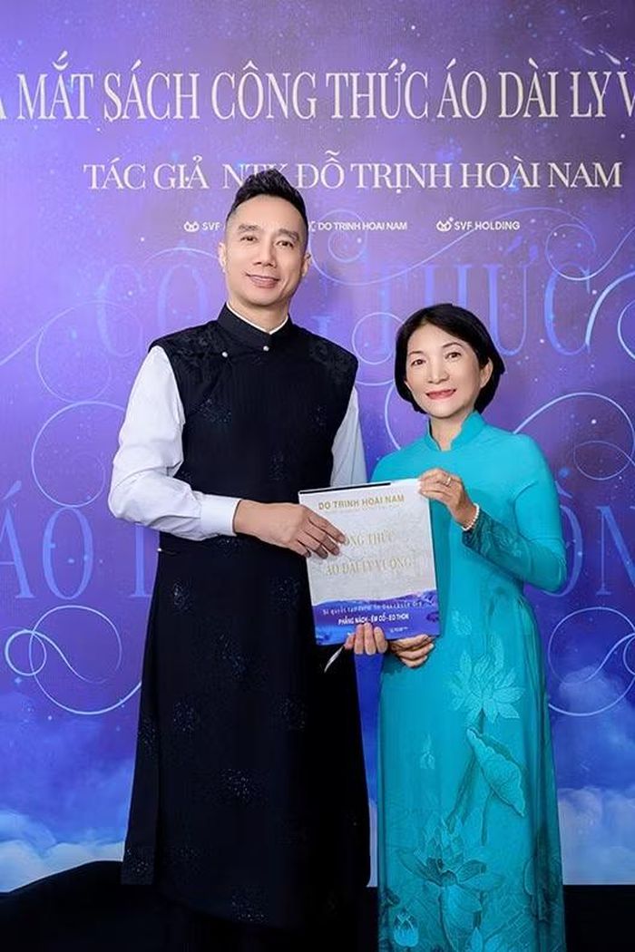 Cuốn sách “Công thức Áo dài ly vuông”.