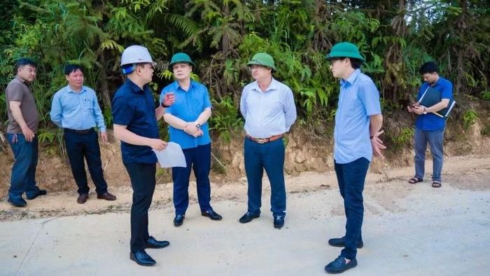 Lãnh đạo xã Mường Khương kiểm tra một số tuyến đường giao thông nông thôn trên địa bàn.
