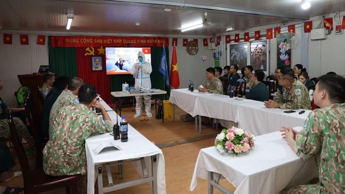 Huấn luyện sử dụng phương tiện phòng hộ cá nhân (PPE) cấp độ cao là một trong những nội dung trọng tâm trong chương trình nâng cao năng lực ứng phó dịch bệnh Ebola của Bệnh viện dã chiến cấp 2 số 7. (Ảnh: TIẾN PHÚC)