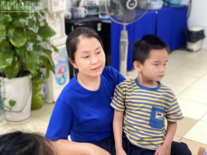 Thạc sĩ Trịnh Thị Thu Thanh và học sinh tại lớp học. (Ảnh: Hà Thương)