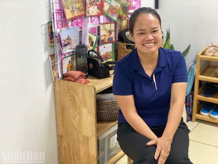 Mẹ bé Việt Hà rạng rỡ nhìn con trong lớp học. (Ảnh: Hà Thương)