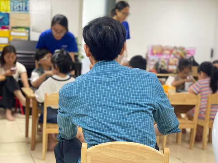 Bóng lưng người cha lặng lẽ dõi theo con suốt buổi học. (Ảnh: Hà Thương)