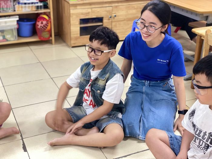 Giáo dục cho trẻ khiếm thị cần rất nhiều tình yêu thương và sự thấu hiểu. (Ảnh: Hà Thương)