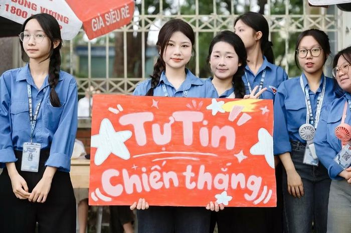 Tình nguyện viên cổ vũ tinh thần các sĩ tử trước giờ thi.