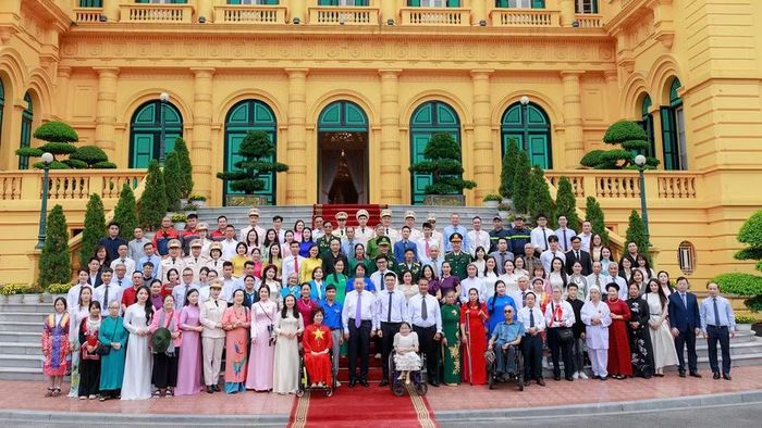 Nghệ sĩ Piano Nguyễn Thị Mỹ Dung (thứ 4 hàng đầu từ trái sang) tại buổi vinh danh trong Chương trình “Việc tử tế” năm 2026.