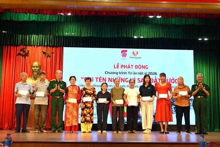 Ban tổ chức tặng quà cho các gia đình liệt sĩ.