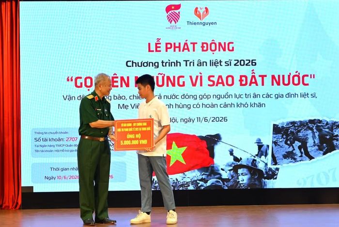 Cháu Vũ Bảo Khánh (thành phố Hải Phòng) ủng hộ chương trình từ tiền thưởng Giải Nhất cuộc thi piano tại Trung Quốc.