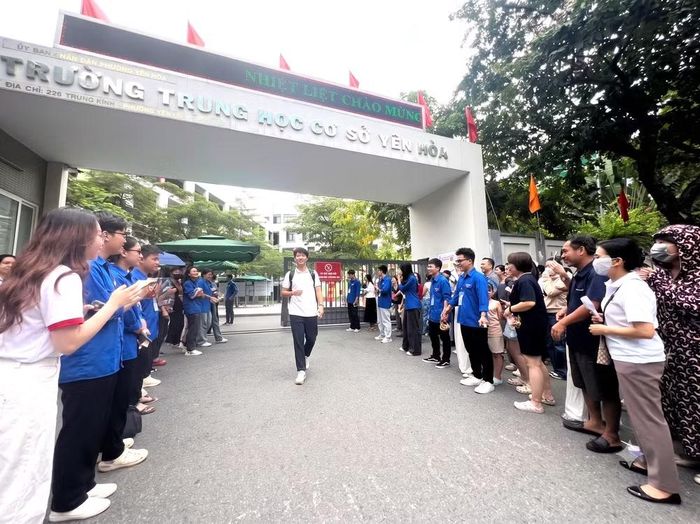 Những học sinh đầu tiên bước ra khỏi điểm thi.
