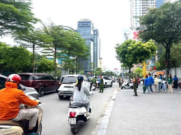 Lực lượng chức năng phân luồng giao thông.