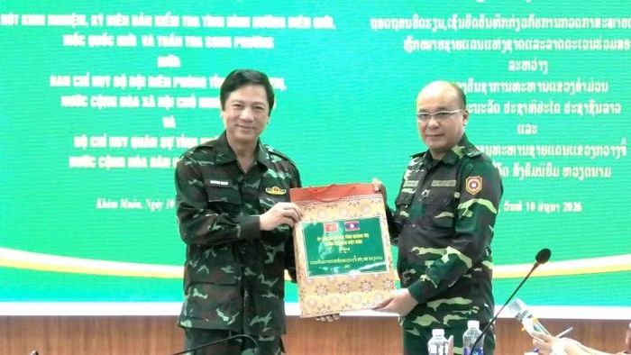 Lãnh đạo tỉnh Quảng Trị (bên trái) trao quà cho tỉnh Khammouane.