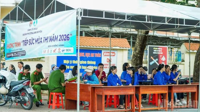 Một đội hình tình nguyện tiếp sức mùa thi tại điểm thi Trường trung học phổ thông chuyên Phan Ngọc Hiển (phường An Xuyên, tỉnh Cà Mau).