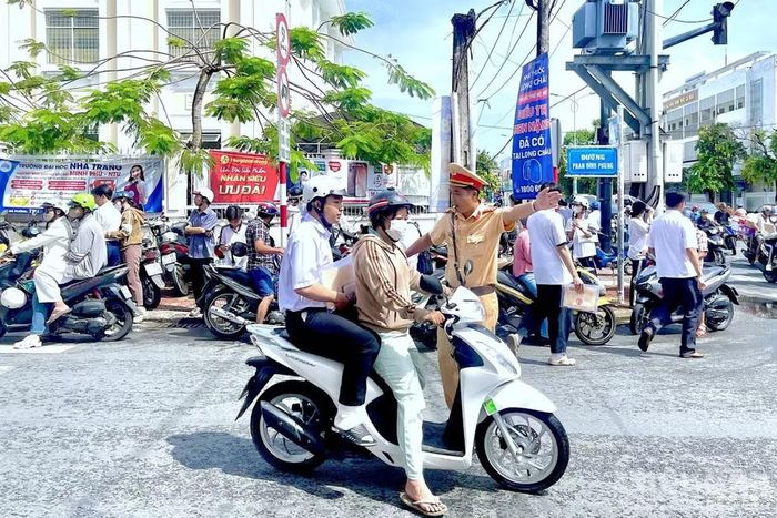 Cán bộ Phòng Cảnh sát giao thông Công an tỉnh Cà Mau phân luồng, điều tiết giao thông tại điểm thi Trường trung học phổ thông Cà Mau.