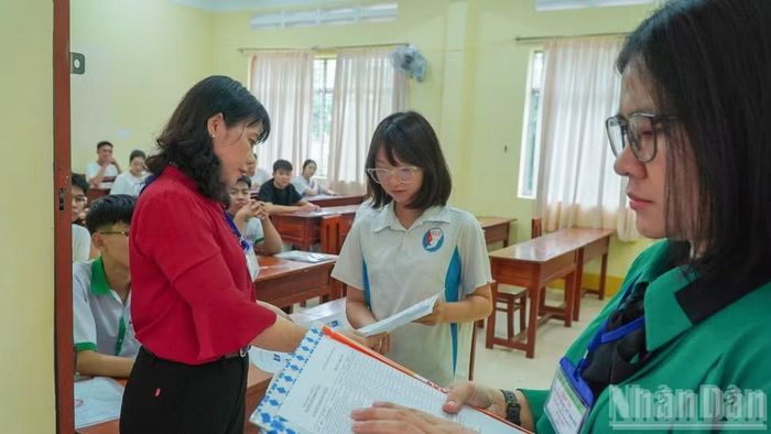 Cán bộ coi thi Cà Mau kiểm tra danh sách các thí sinh trước khi bước vào phòng thi.